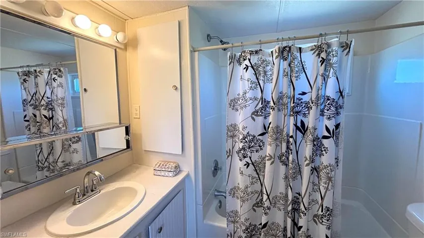 Full Bathrooms with shower/tub combo