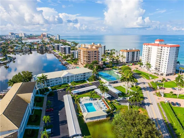 10682  Gulf Shore  DR, Naples, FL 34108
