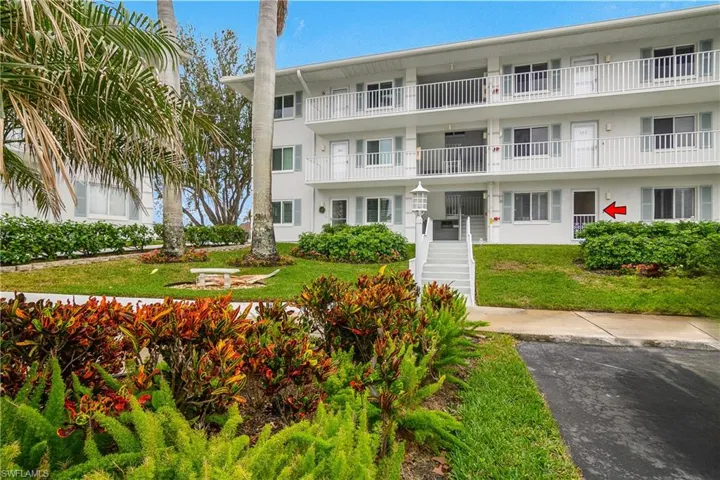 10682  Gulf Shore  DR, Naples, FL 34108