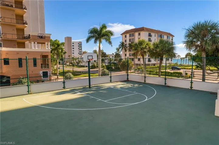 10682  Gulf Shore  DR, Naples, FL 34108