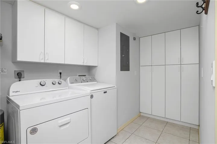 10682  Gulf Shore  DR, Naples, FL 34108