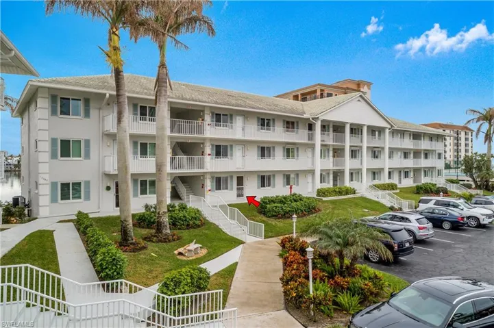 10682  Gulf Shore  DR, Naples, FL 34108