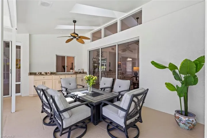 Wet bar and dining area