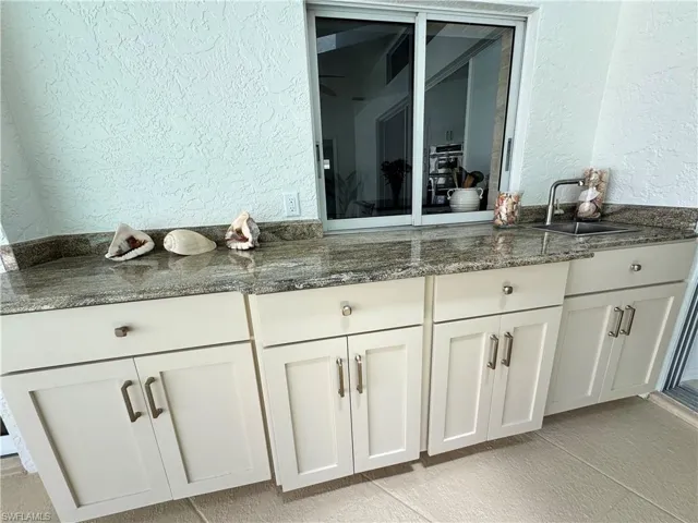 Lanai wetbar