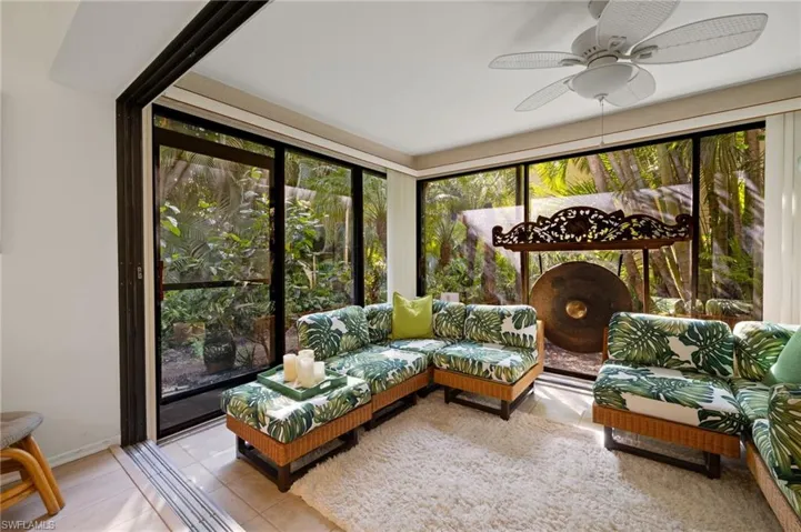 Sunroom / solarium with ceiling fan