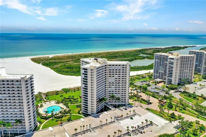 Bird's eye view of a pool and apartment complex / building
