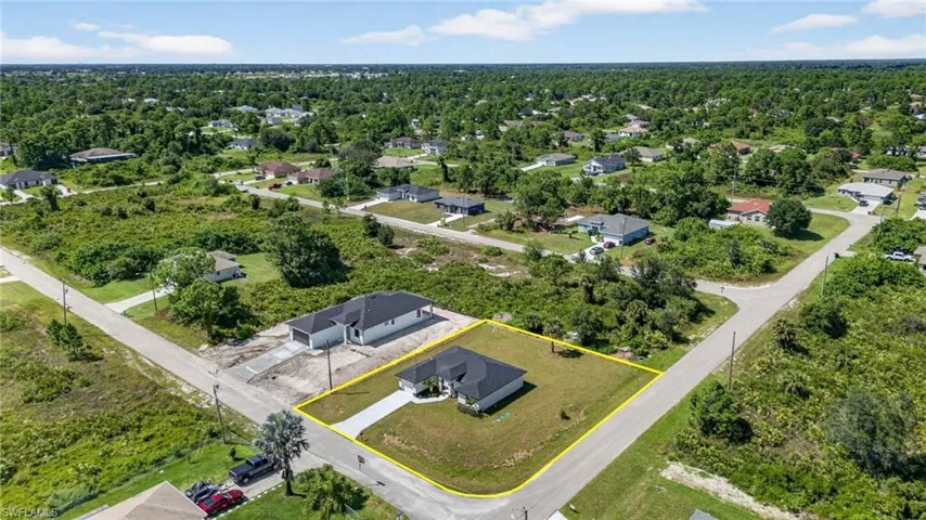 Aerial view of residential area featuring property parcel outlined