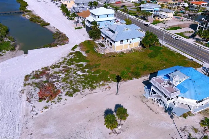Lot between two homes goes out to Gulf