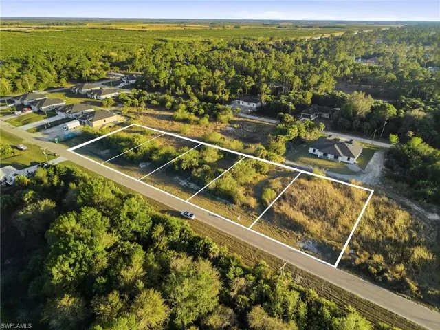 Aerial view of residential area featuring property parcel outlined