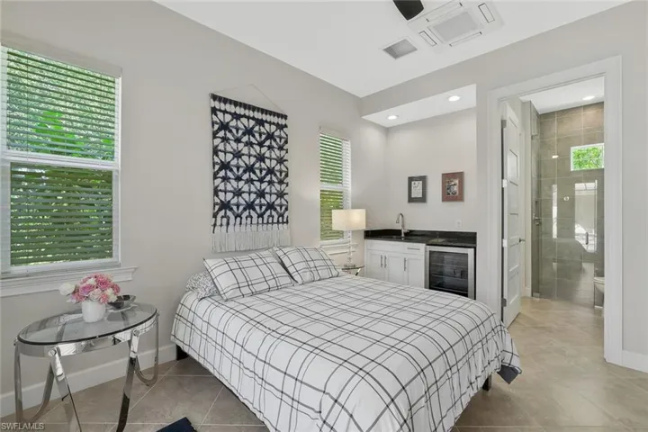 What?!!?  A Guest CASITA with Private Entry, wine cooler and wet bar, private bath