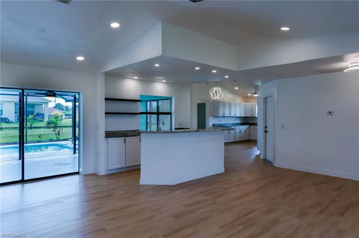 Dining, bar area