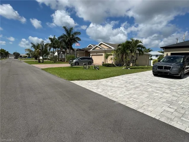 Neighbors on L side of lot
