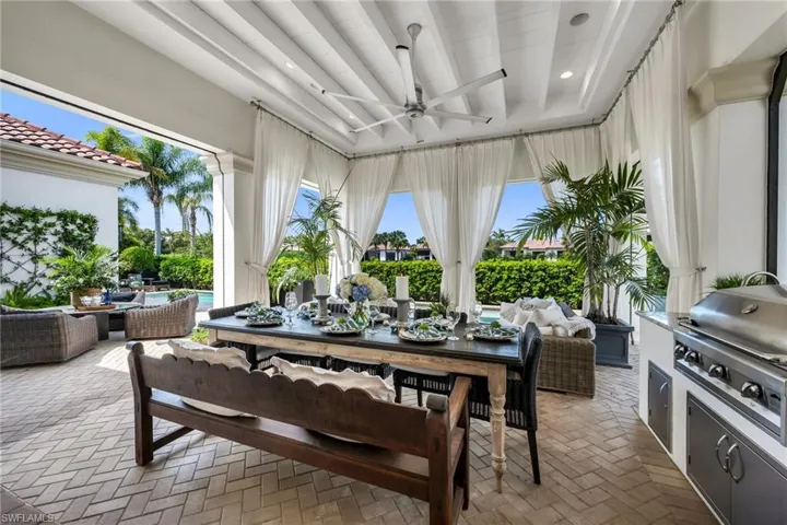 Imaging entertaining and relaxing in this chic yet cozy, screened-in lanai, with fabulous outdoor kitchen!