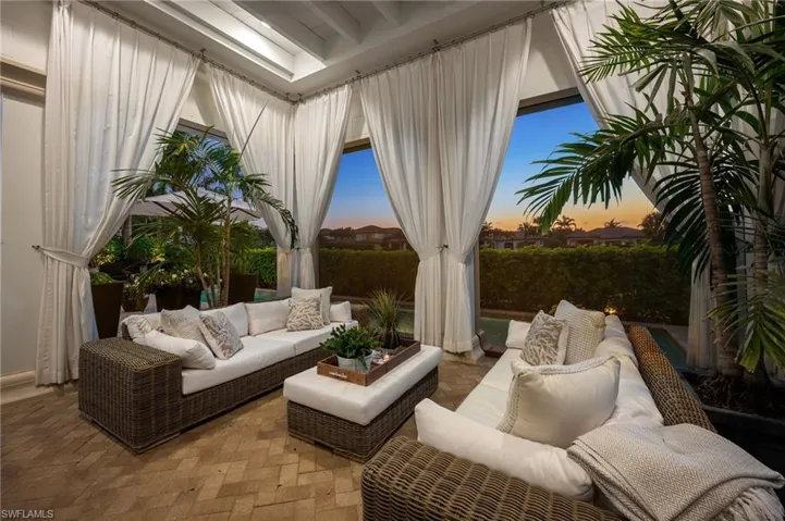 ....this lanai becomes even more inviting at sunset time.