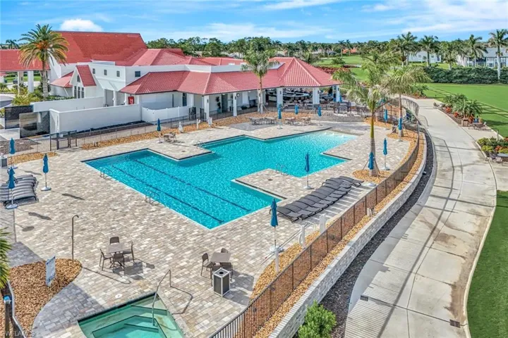 7360  Glenmoor  LN, Naples, FL 34104