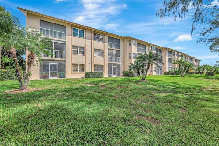 7360  Glenmoor  LN, Naples, FL 34104