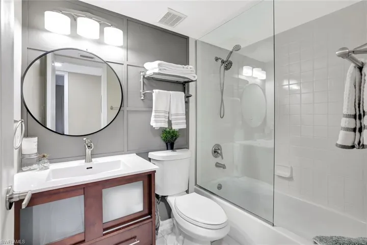 7360  Glenmoor  LN, Naples, FL 34104