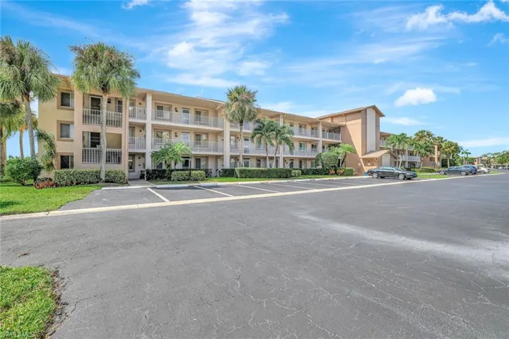 7360  Glenmoor  LN, Naples, FL 34104