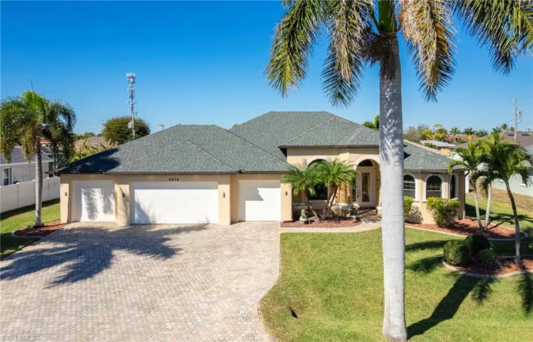 View of front of house featuring a garage, roof with shingles, a front yard, and driveway