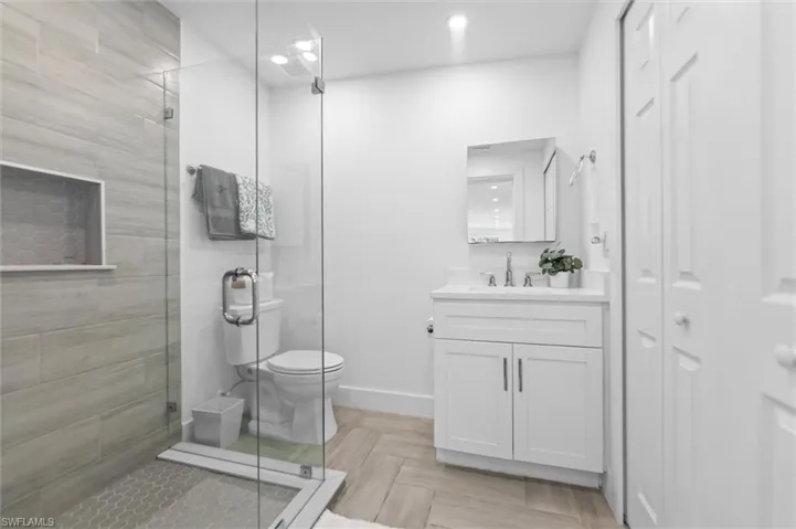 Independent MIL quarters/studio with full bath, kitchen, and washer/dryer
