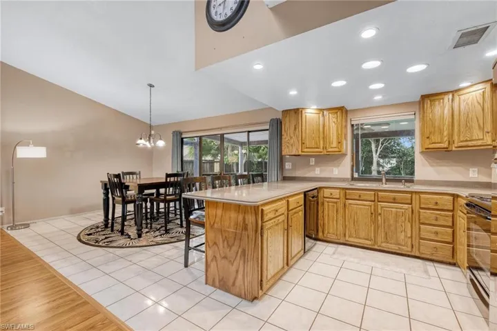 Kitchen & dining area