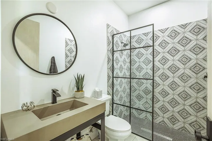 Full bath featuring a tile shower and light tile patterned floors