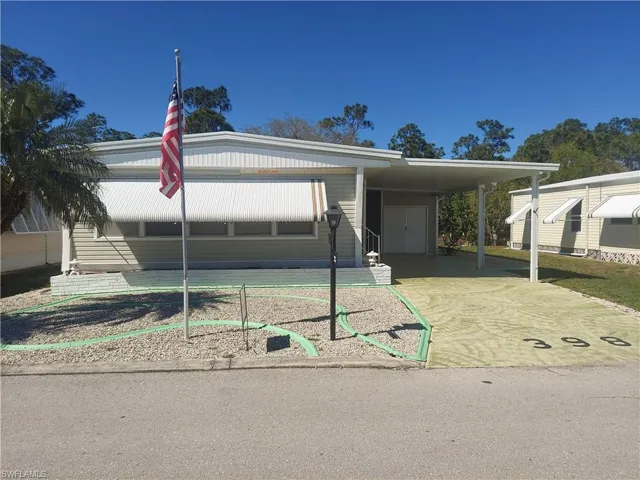Manufactured / mobile home featuring a carport