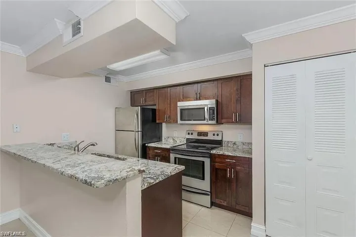 5323  Summerlin  RD, Fort Myers, FL 33919