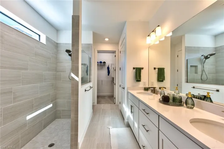 9280  Cormorant  DR, Naples, FL 34120