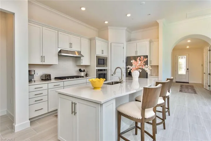 9280  Cormorant  DR, Naples, FL 34120