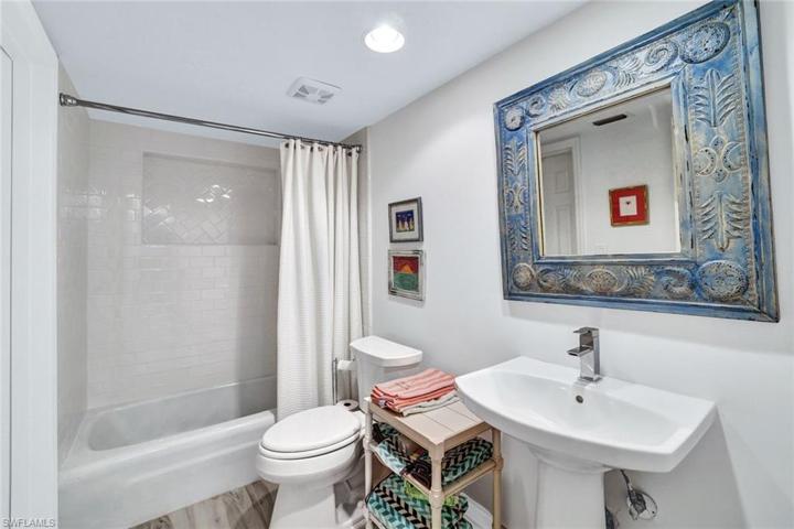 Guest bathroom 2 with a tub/shower
