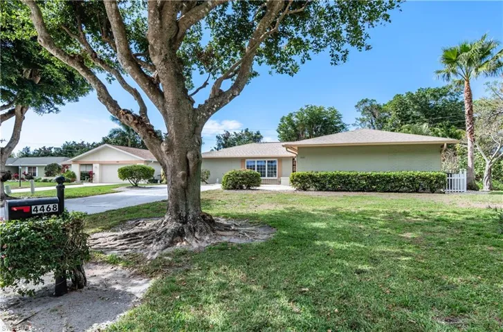 Ranch-style house with a front yard
