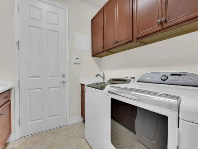 Laundry room with sink