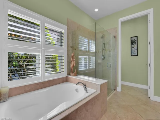 Main bathroom with separate shower and tub