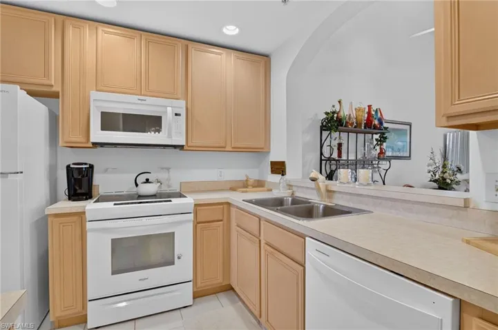 6820 Sterling Greens Pl 402, Naples, Florida 34104