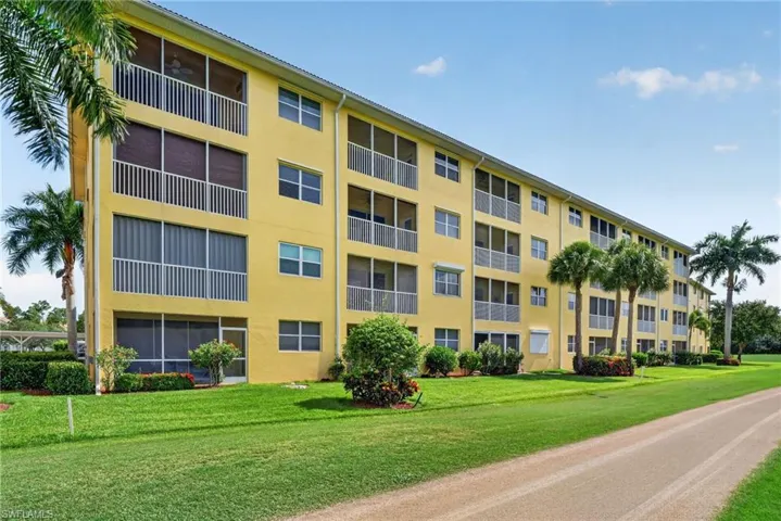 6820 Sterling Greens Pl 402, Naples, Florida 34104