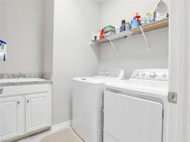 Washer/Dryer included!