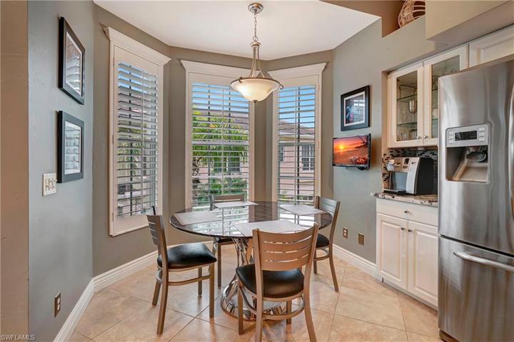 EAT-IN KITCHEN