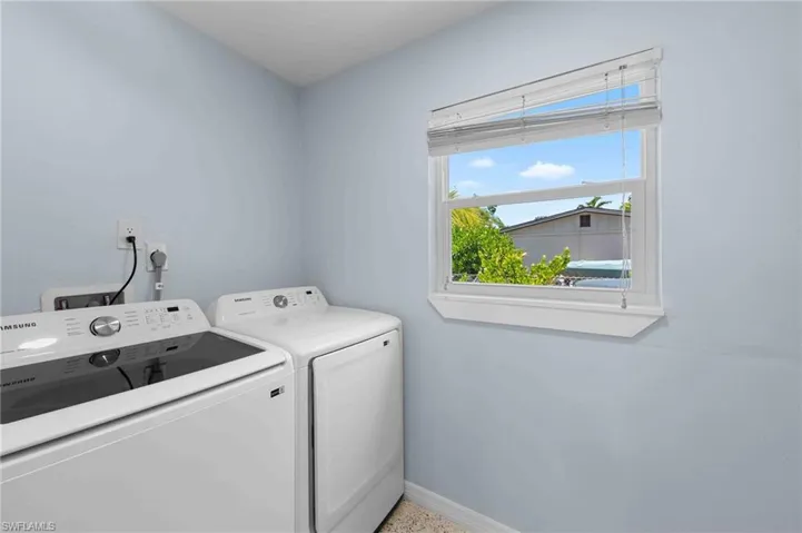 Laundry room with independent washer and dryer and baseboards