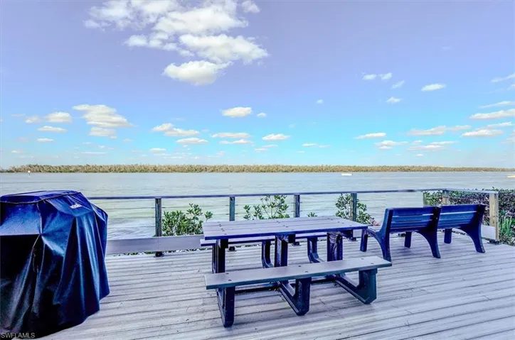 BAYSIDE COMMUNITY GRILLING AREA