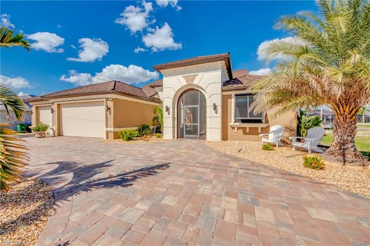 New Tile Roof 2023, New Garage Doors, New Bahama Shutters, Extra Large Circular Paver Driveway