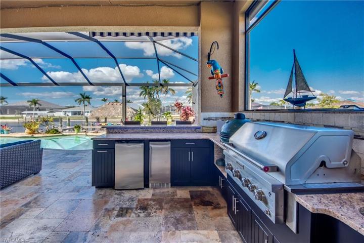 Full outdoor kitchen !