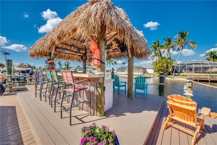 Huge Tiki Hut !  Perfect for entertaining your biggest parties!