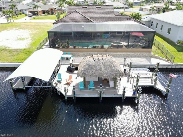 The massive screen enclosure runs the length of the house at 65' X 25', adding another 1625 sq. feet in living area.