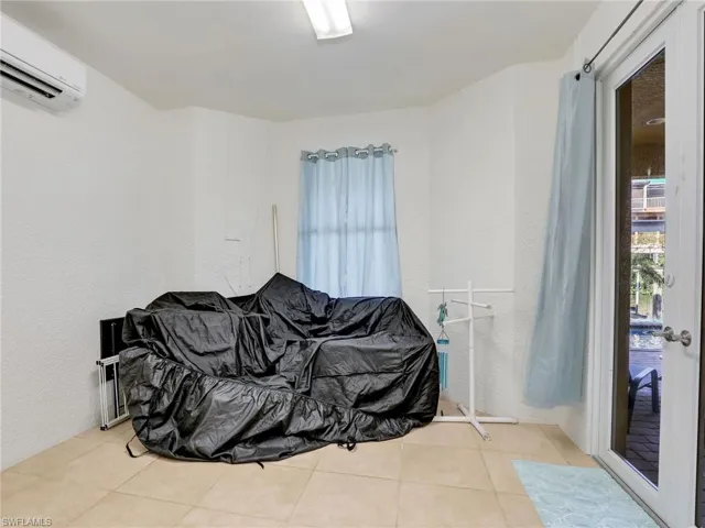 FLEX ROOM WITH BATHROOM ON 1ST LEVEL