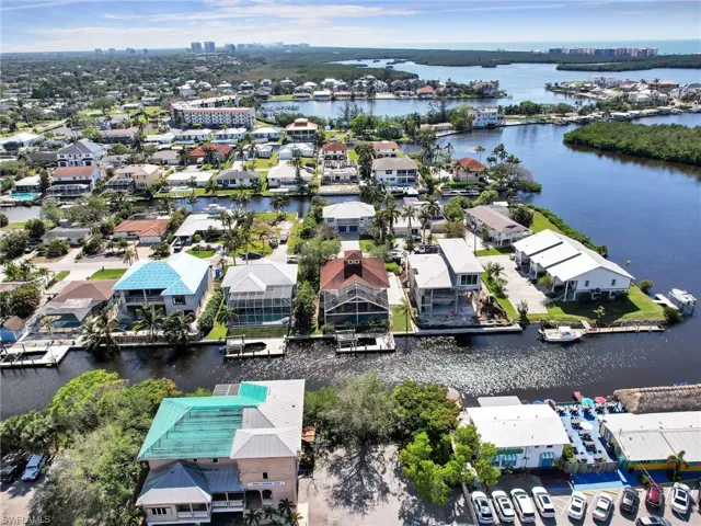 WELCOME TO THIS CHARMING BOATING VILLAGE !