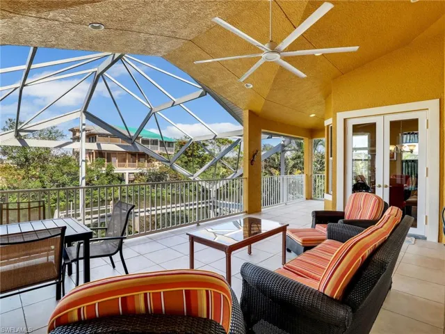 UPPER COVERED LANAI