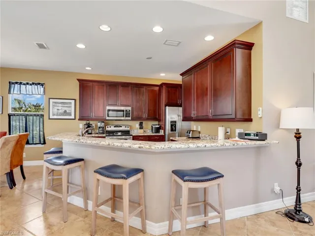 SPACIOUS BREAKFAST BAR