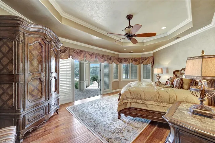 A warm yet spacious ensuite bedroom with doors that open onto the lanai.