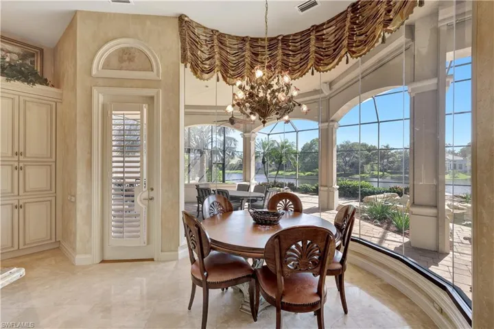 Enjoy a meal in the breakfast area where you can also enjoy the spectacular scenery.